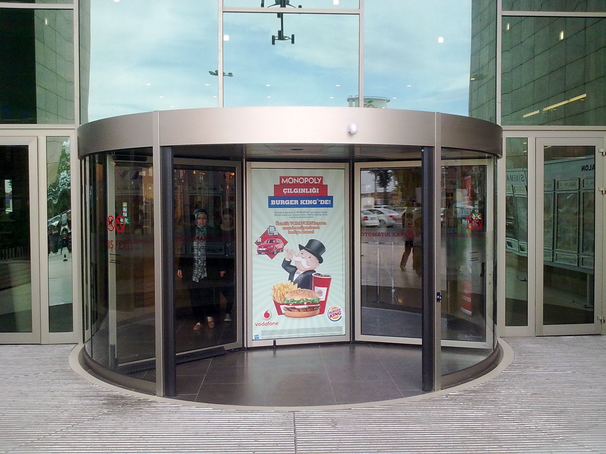 3 Wing Showcase Revolving Door